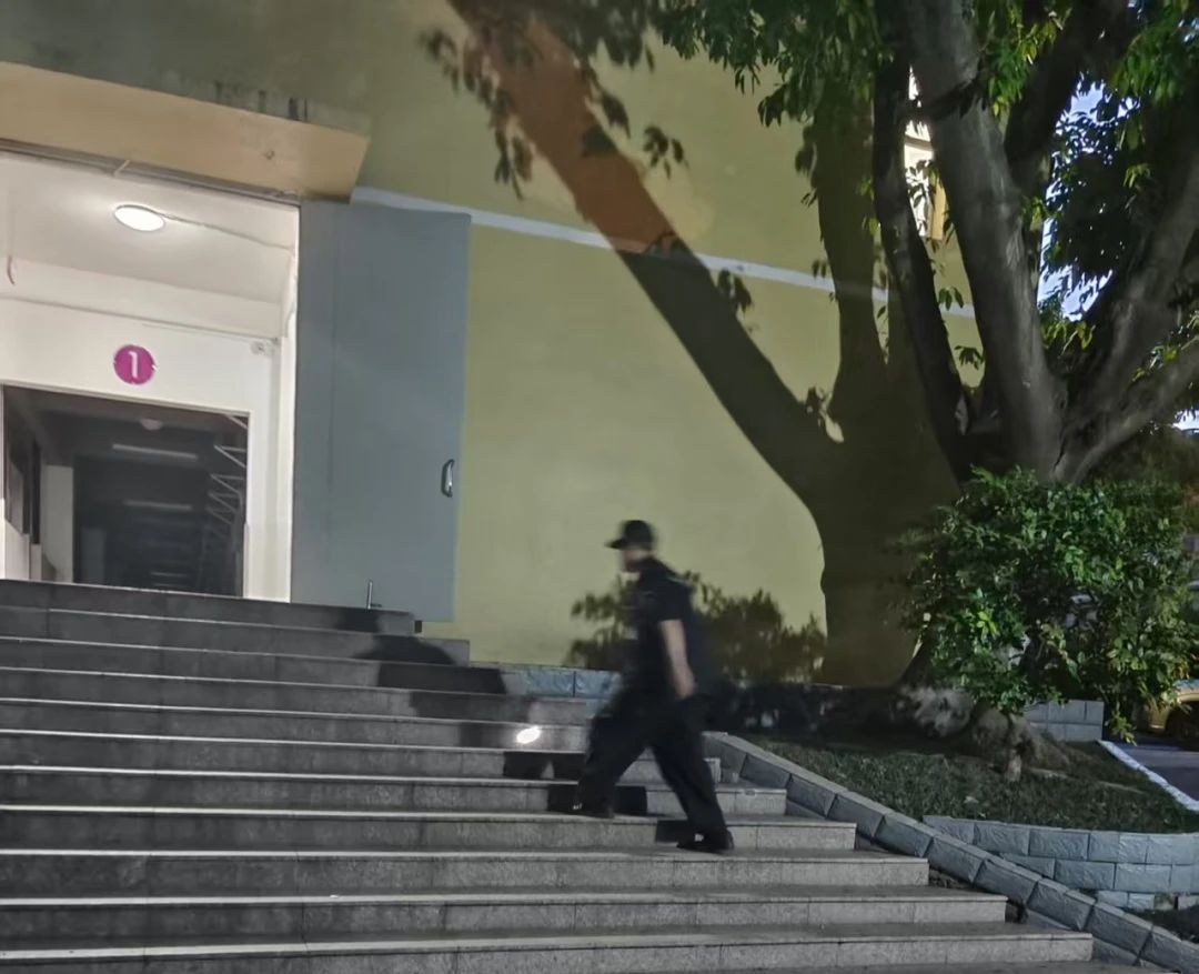 手里的光 心中的愛 小學(xué)生征文盛贊校園保安“叔叔”